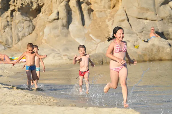 Correr niños en la playa —  Fotos de Stock