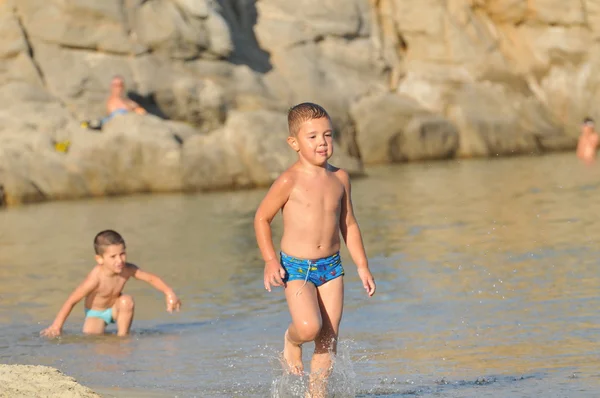 Correr niños en la playa —  Fotos de Stock