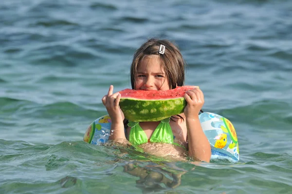 Κορίτσι τρώει καρπούζι στην παραλία — Φωτογραφία Αρχείου