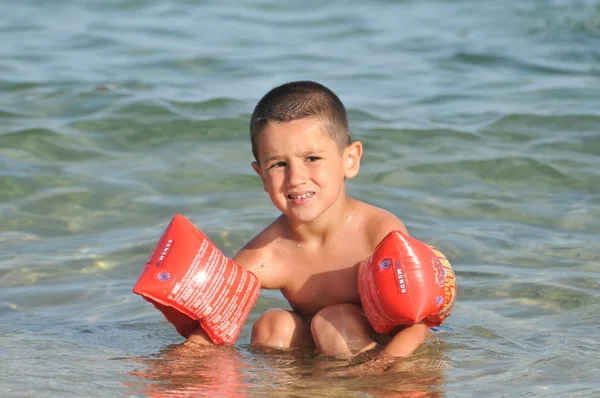 Chlapec na moři se učí plavat — Stock fotografie