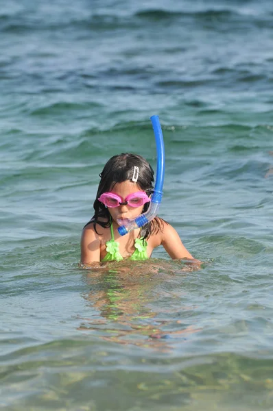 Güzel küçük bir kız ile dalış ekipmanı — Stok fotoğraf