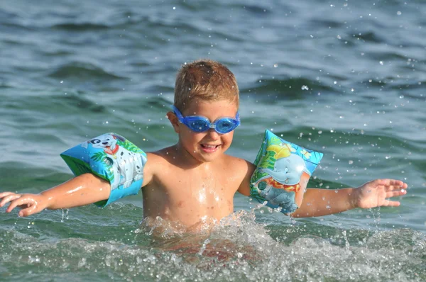 Jongen op zee leren om te zwemmen — Stockfoto