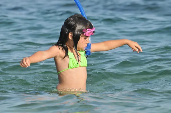 Güzel küçük bir kız ile dalış ekipmanı — Stok fotoğraf