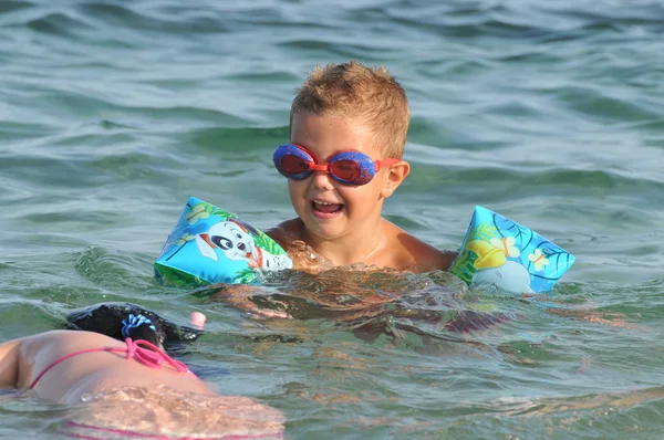 Menino no mar aprendendo a nadar — Fotografia de Stock