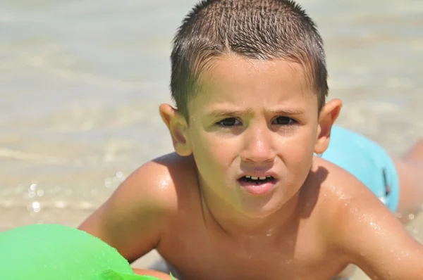 Счастливый мальчик на пляже — стоковое фото