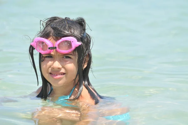 Молодая красивая девушка в водолазной маске — стоковое фото