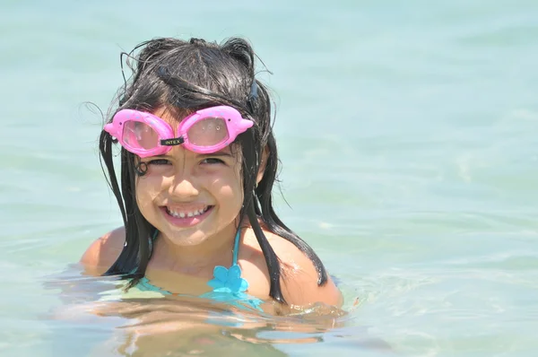 Piękne dziewczynki ze sprzętu do nurkowania — Zdjęcie stockowe