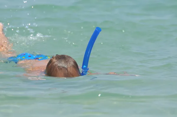 Мальчик на пляже в водолазной маске — стоковое фото