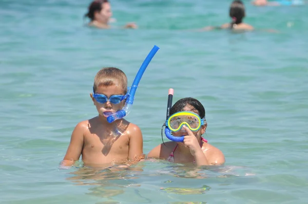 Chlapec a dívka v potápěčské masky — Stock fotografie