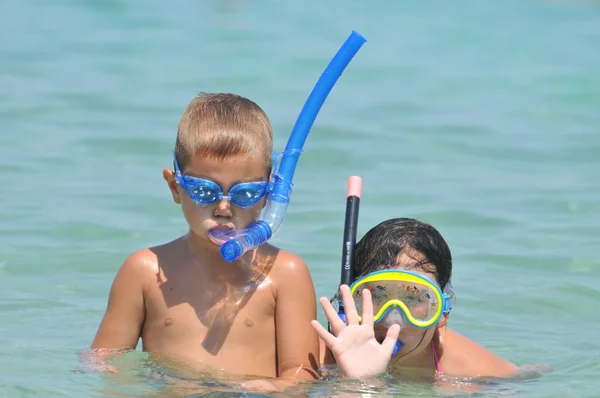 Menino e menina em máscara de mergulho — Fotografia de Stock