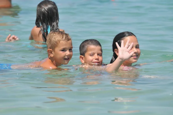 De gelukkige kinderen op het strand — Stockfoto