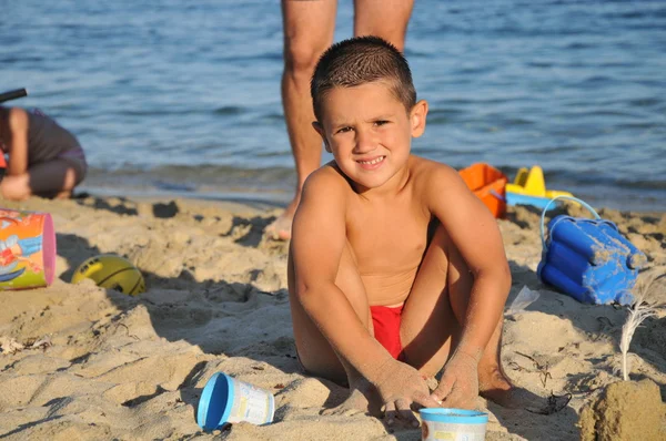 Szczęśliwy młody chłopak na plaży — Zdjęcie stockowe