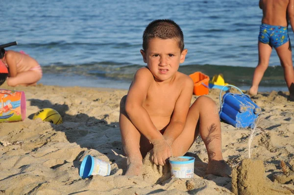 Gelukkige jongen in het strand — Stockfoto