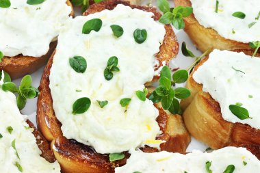 Bruschetta tatlı ricotta peyniri ile