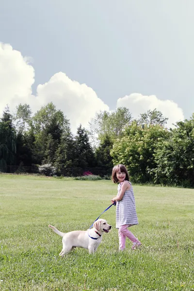 Menina andando seu filhote de cachorro — Fotografia de Stock