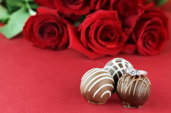 Nişan yüzüğü ve çikolatalar — Stok fotoğraf