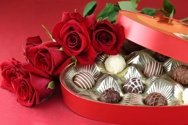 Süßigkeiten und Rosen — Stockfoto