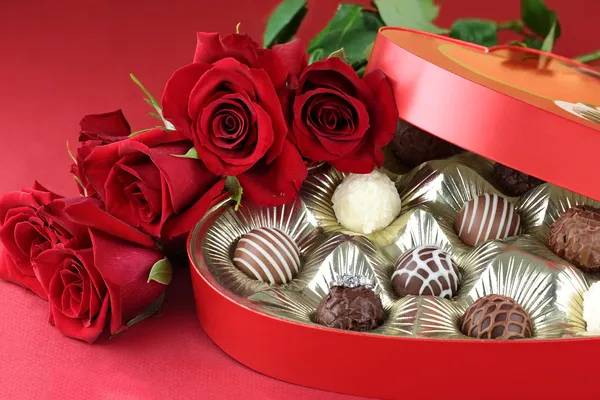 Pierścionek zaręczynowy i czekoladki — Zdjęcie stockowe