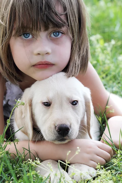 Niña y su cachorro —  Fotos de Stock