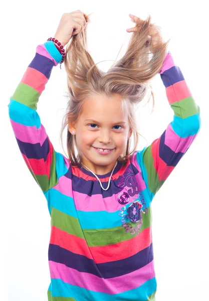 Милая маленькая улыбающаяся девочка играет со своими волосами, изолированными на белом — стоковое фото
