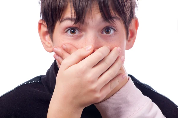 Duas mãos cobrindo boca de adolescente surpreso isolado em branco — Fotografia de Stock