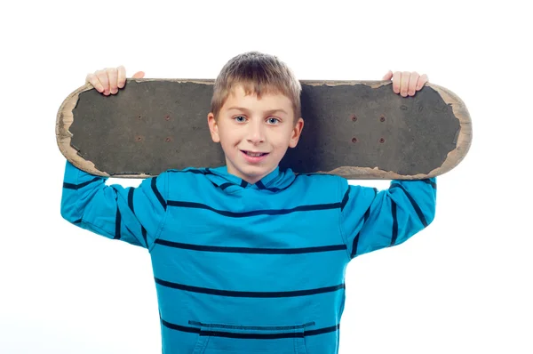 Bonito menino adolescente sorridente com skate isolado no branco — Fotografia de Stock