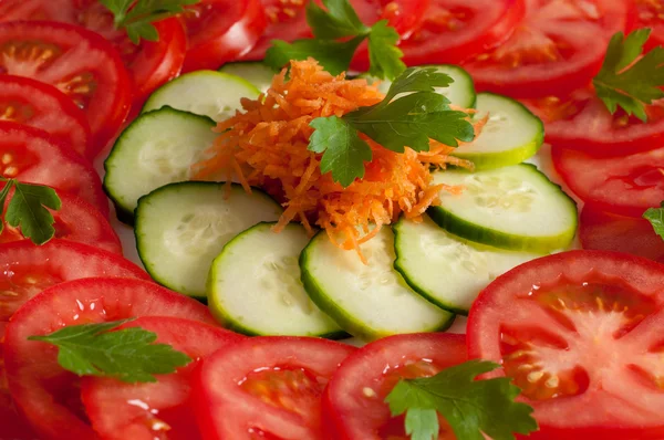 stock image Beautifully decorated salad made of tomatoes, cucumber, carrots and greens