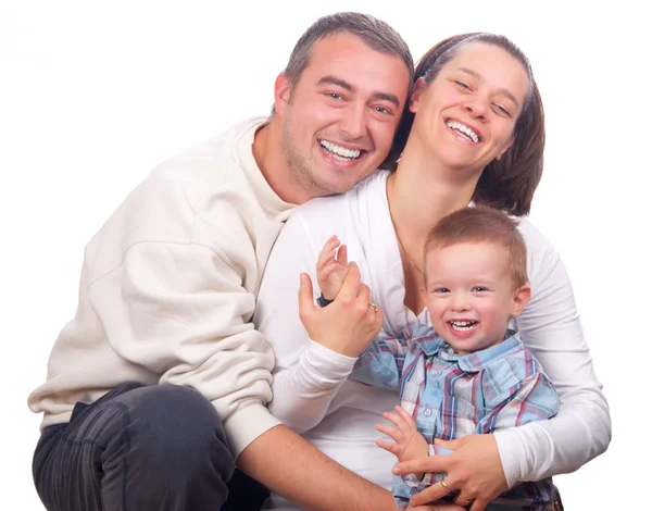 Familia joven feliz aislada sobre fondo blanco — Foto de Stock
