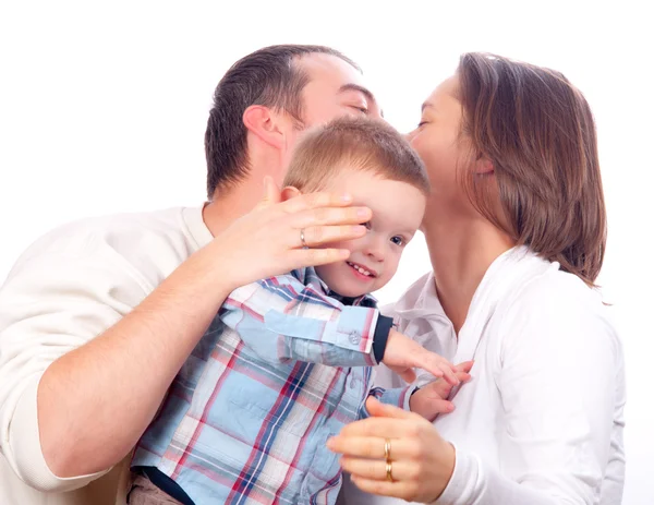 Jovem família isolada no fundo branco mostrando os pais beijando — Fotografia de Stock