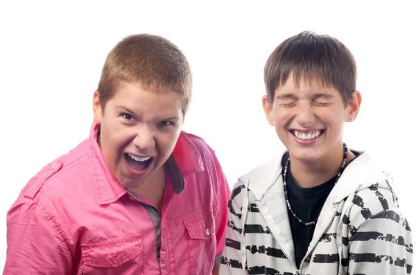 狂ったように笑って、冗談の 2 つの 10 代の少年 — ストック写真