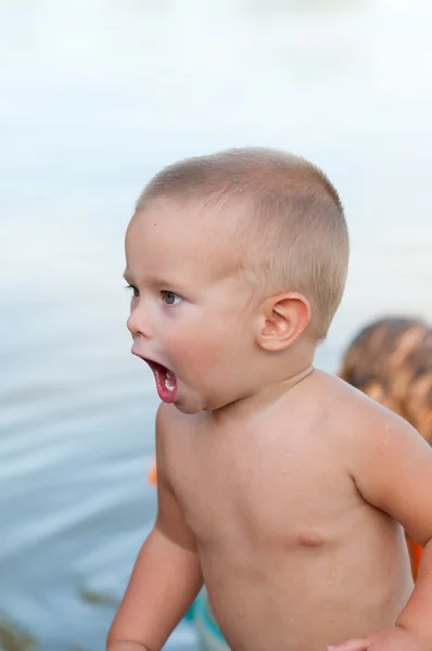 Portrait de l'enfant garçon mignon avec bouche grande ouverte sur belle da été — Photo