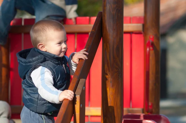 Retrato do menino bonito bebê sorrindo no parque infantil — Fotografia de Stock