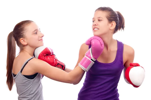 Ganska kick boxning tonårstjejer slåss isolerade på vit bakgrund — Stockfoto