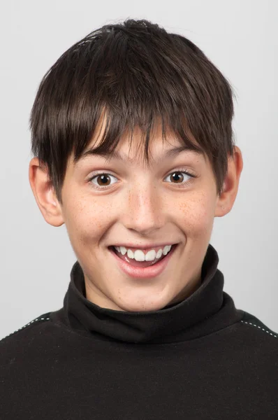 Retrato de menino sorridente com olhar surpreso em seu rosto — Fotografia de Stock