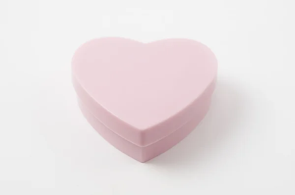 Boîte en forme de coeur rose isolée sur le fond blanc — Photo