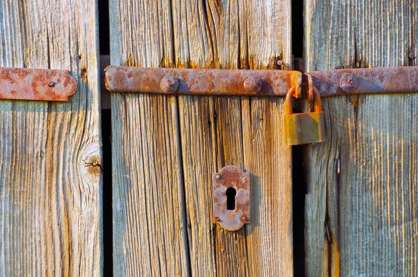 Vieja puerta de madera con cerradura oxidada —  Fotos de Stock