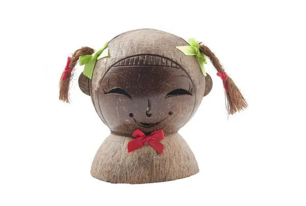Sculpture de la tête de fille souriante en coquille de noix de coco — Photo