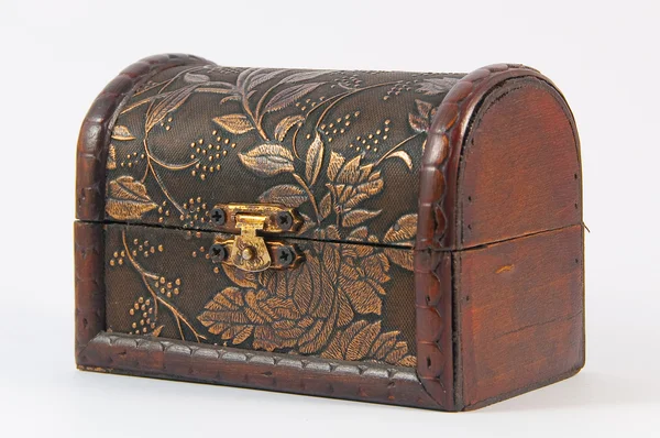 Dřevěná truhla s kovovou zámek a krásné vyřezávané květy a listy — Stock fotografie