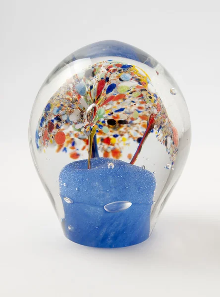 Vackra dekorativa glas boll fylld med abstrakt blommor. — Stockfoto