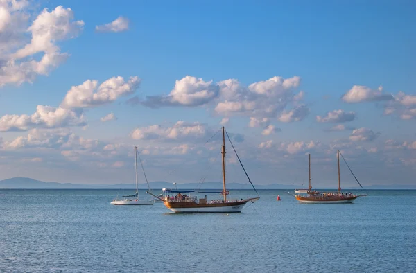 小船漂浮在上和平黑海内塞伯尔 — 图库照片