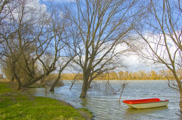 Czerwonym, nadmuchiwana łódź płynie nad rzeką w piękny słoneczny dzień — Zdjęcie stockowe