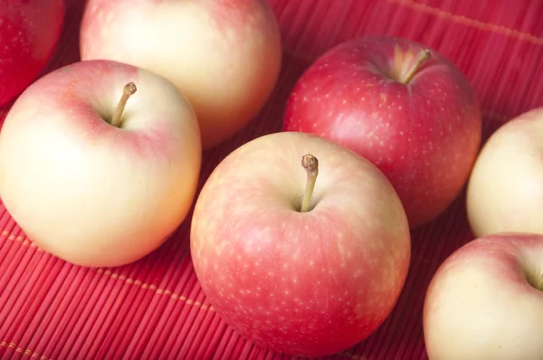 Manzanas hermosas y frescas en colores rojo y amarillo —  Fotos de Stock