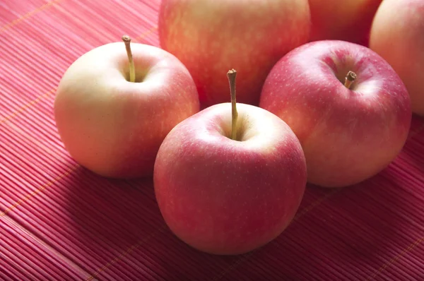 Piękne i świeże jabłka w kolory czerwony i żółty — Zdjęcie stockowe