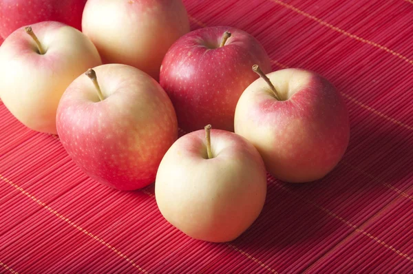 Belles pommes fraîches en couleurs rouge et jaune — Photo