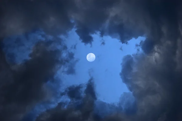 Nuvens tempestuosas e a lua — Fotografia de Stock