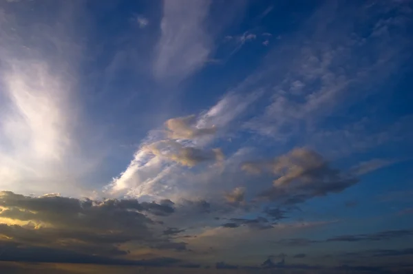 Krásné mraky víří kolem sebe na horké letní vítr — Stock fotografie