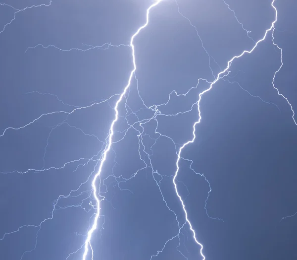 Zware wolken brengen thunder, bliksemschichten en storm — Stockfoto