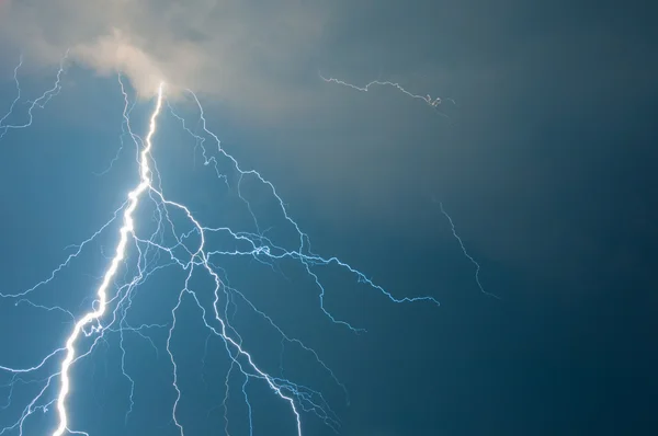 Zware wolken brengen thunder, bliksemschichten en storm — Stockfoto