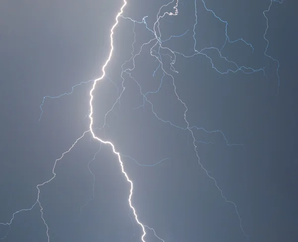 Getirerek thunder, Lightning'ler ve fırtına ağır bulutlar — Stok fotoğraf