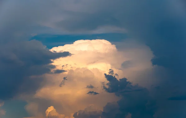 Těžké mraky přináší hromy, blesky a bouře — Stock fotografie